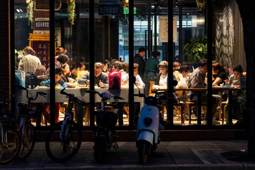 晚餐时间，上海徐汇区天平街道社区食堂