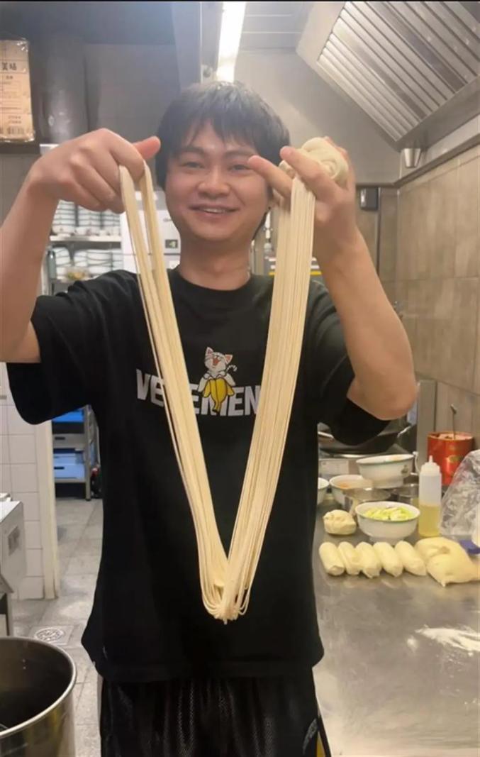 周延学做拉面