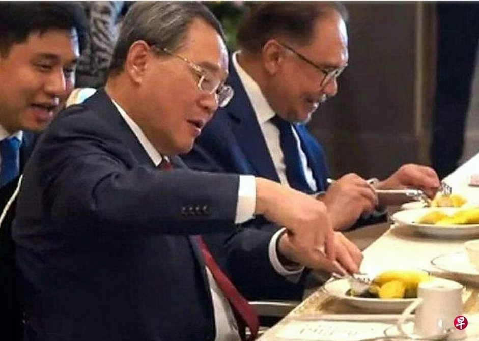马来西亚首相安华（右）星期四（6月20日）在首相官邸设午宴招待中国总理李强（左） ...