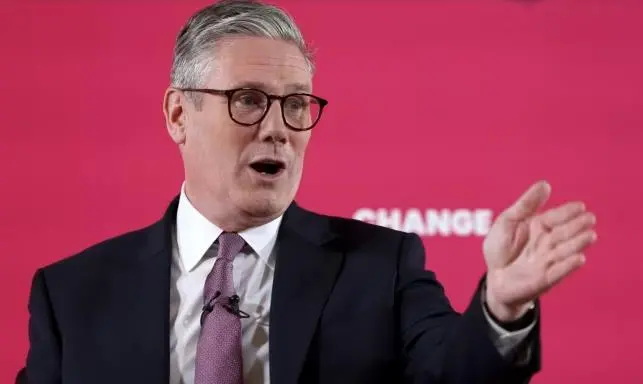 基尔·斯塔默（Keir Starmer）领导的工党大获全胜