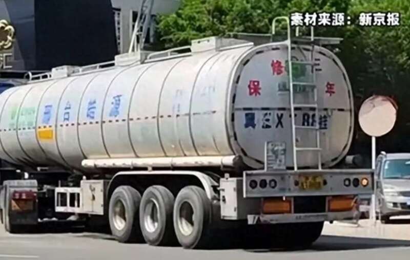 新京报记者拍到的涉及罐车混用的货车