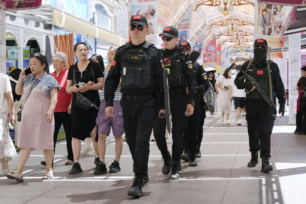 警察在新疆乌鲁木齐的大巴扎巡逻