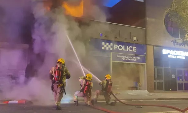 英国多地爆发13年来最大规模骚乱