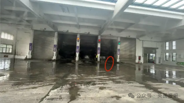 张某在垃圾中转站二楼平台倒垃圾时，被一辆垃圾车撞倒并坠入一楼的压缩箱 ...