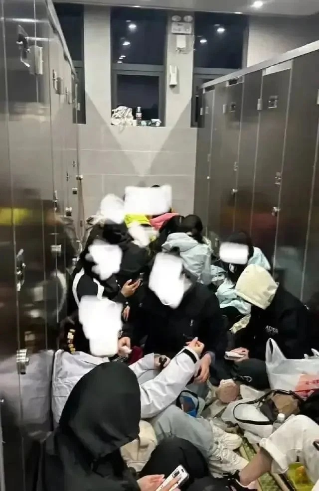 山顶的厕所、餐厅等地都挤满了过夜的游客