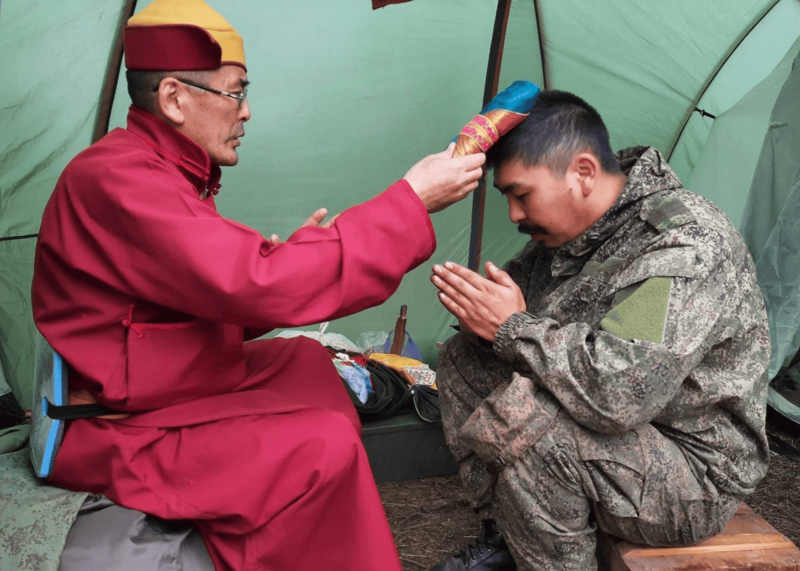 俄罗斯军中的“布里亚特”士兵做出征仪式