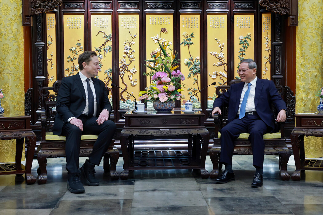 马斯克（左）与中国总理李强在北京