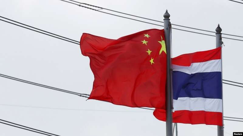 泰国曼谷东部罗勇府泰中罗勇工业区入口处的泰国和中国国旗