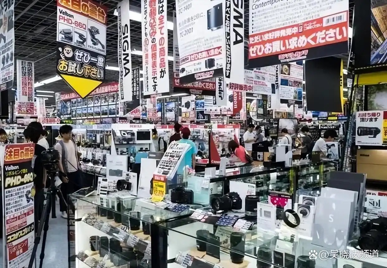日本，电器连锁店里摆放着中国家电产品