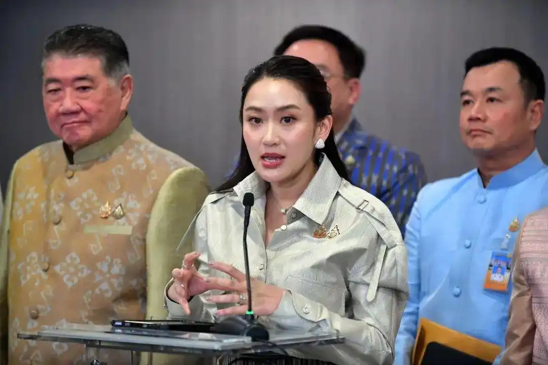泰国副总理兼国防部长普坦（左）泰国总理佩通坦（中）