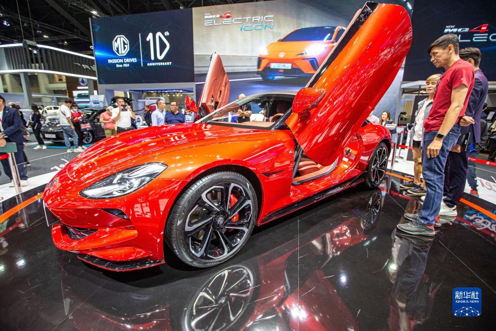 观众在曼谷举行的泰国国际车展上参观名爵汽车