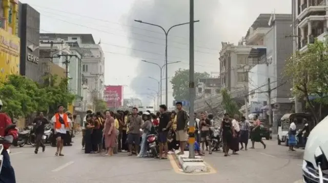 缅甸曼德勒市民众在地震后涌到马路上