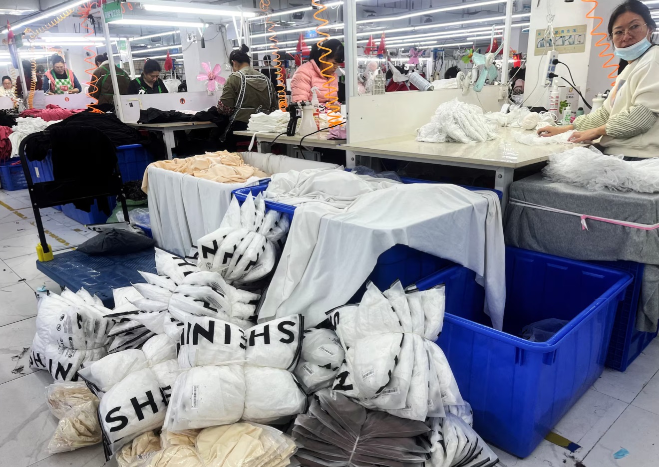 广州一家工厂的工人们在生产线上为 Shein 生产服装