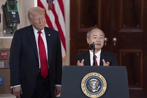 日本软银CEO孙正义在白宫发言，美国总统特朗普在旁倾听