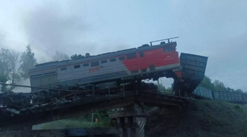 库尔斯克州铁路桥遭遇爆炸袭击