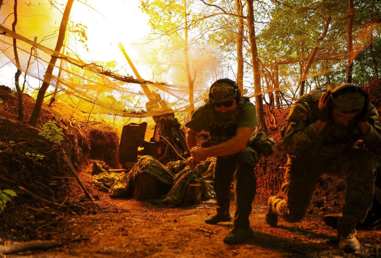 乌克兰士兵星期一在乌克兰东北部哈尔科夫地区一个秘密地点向俄罗斯阵地发射大炮 ...