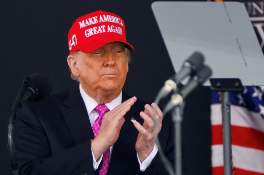 美国总统唐纳德·特朗普戴着“让美国再次伟大”（MAGA）的帽子