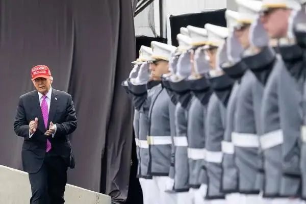 美国总统特朗普抵达西点军校，准备在2025届毕业典礼上发表致辞