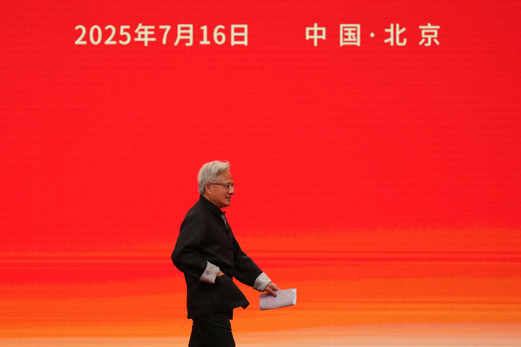 英伟达公司首席执行官黄仁勋花了数月时间游说政府改变人工智能芯片的对华销售禁令 ...