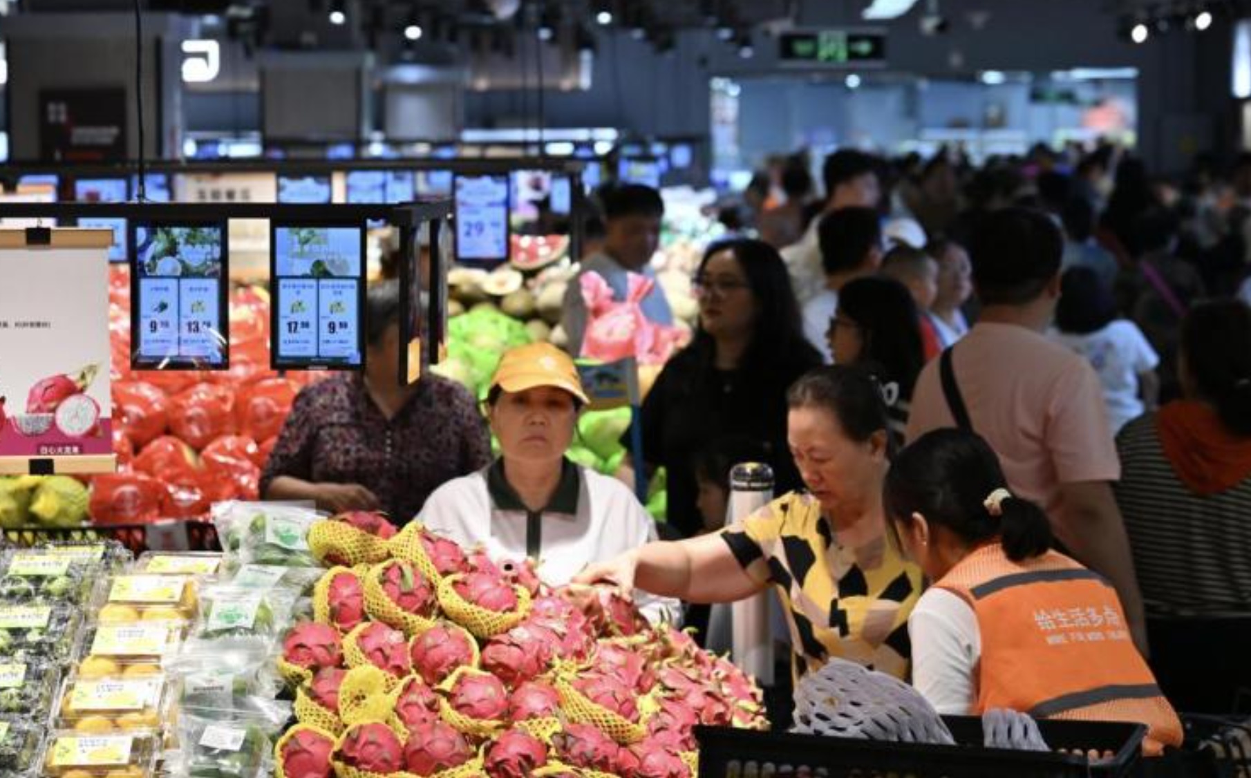 北京市民在超市选购生鲜食品