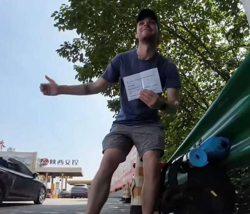 一个意大利旅行博主在社交媒体上发长文，抱怨在成都高速口举牌搭车6小时，百次挥手无果 ...