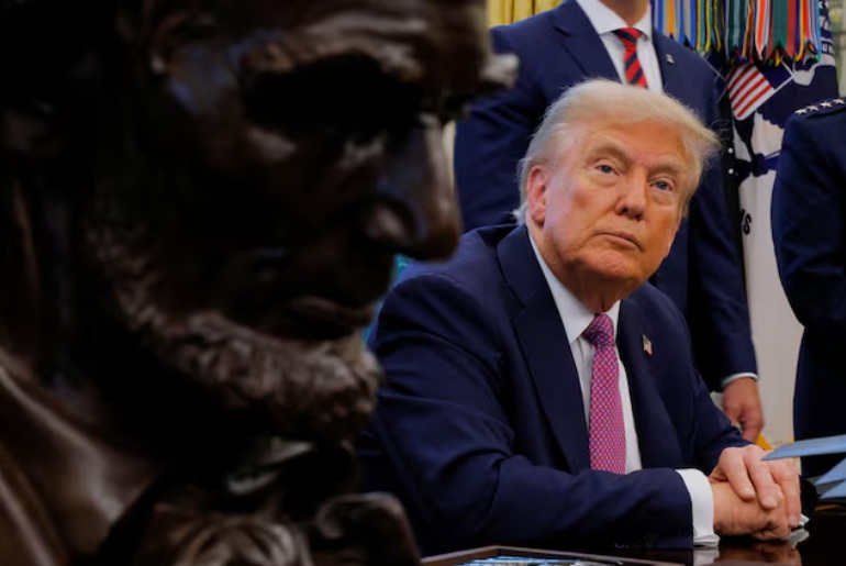 美国总统唐纳德·特朗普在华盛顿特区白宫签署行政命令