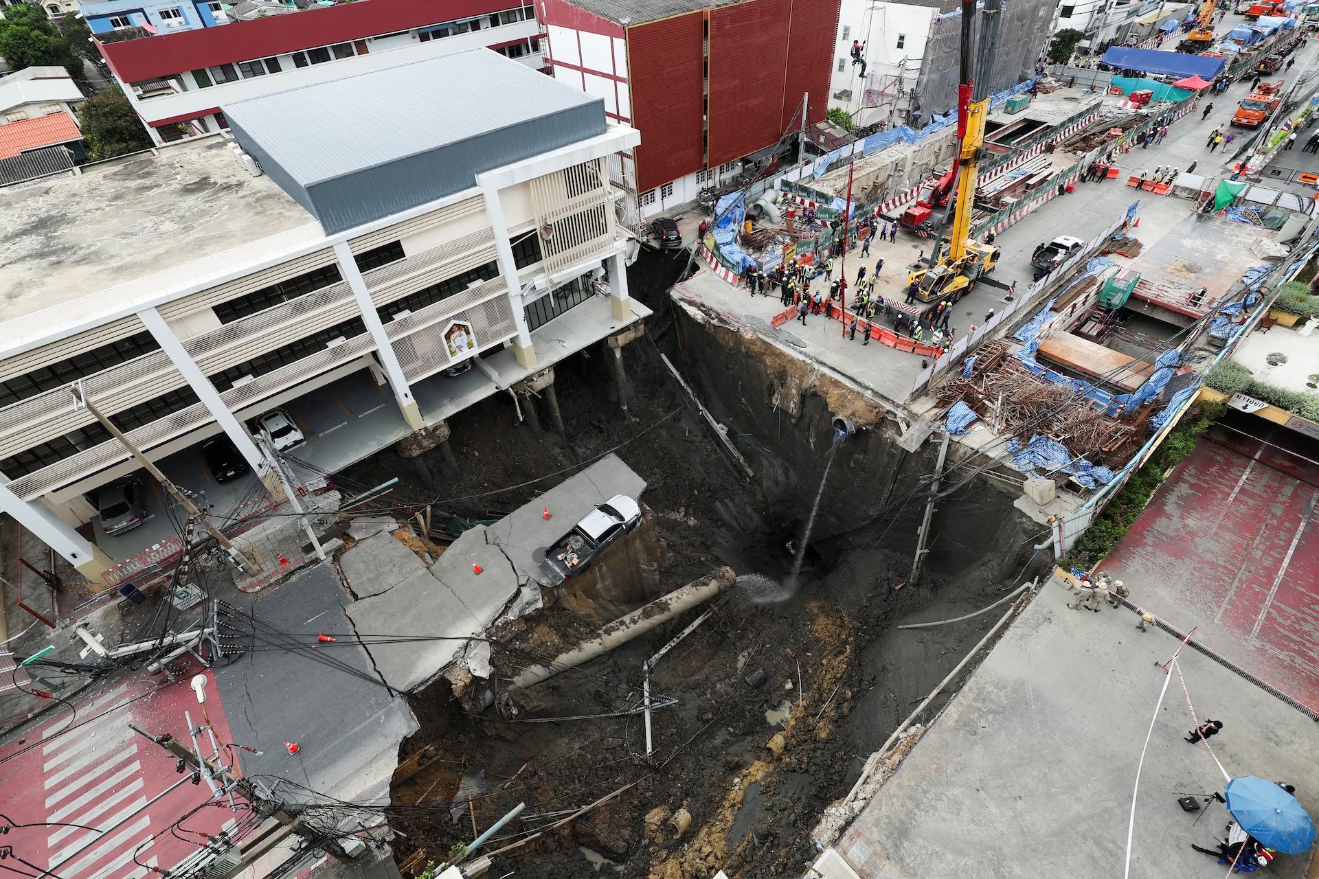 泰国曼谷 Vajira 医院附近的 Samsen 路出现一个巨大地坑