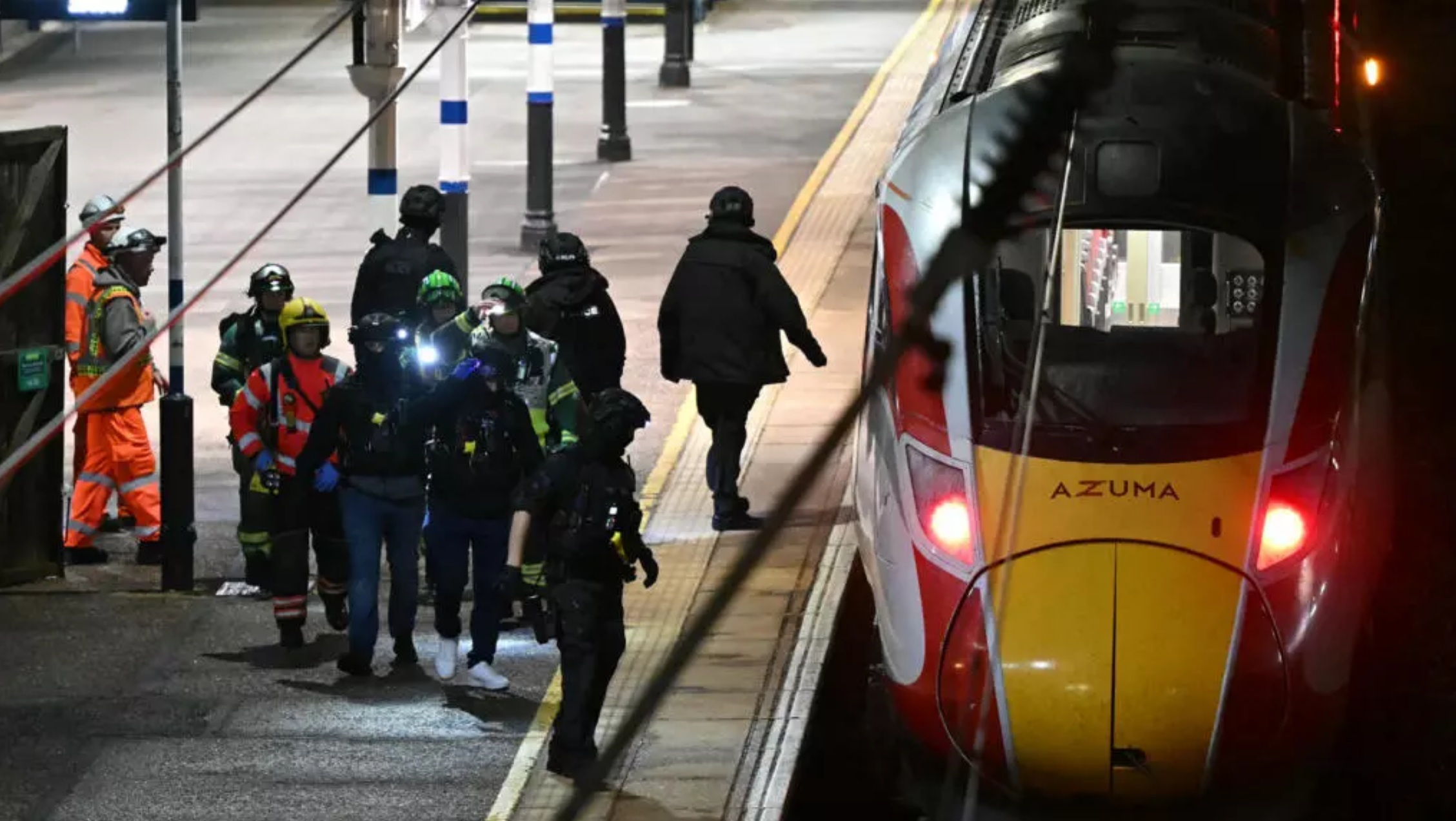 英国东部的亨廷顿火车站，英国警方和交通警在月台上巡逻