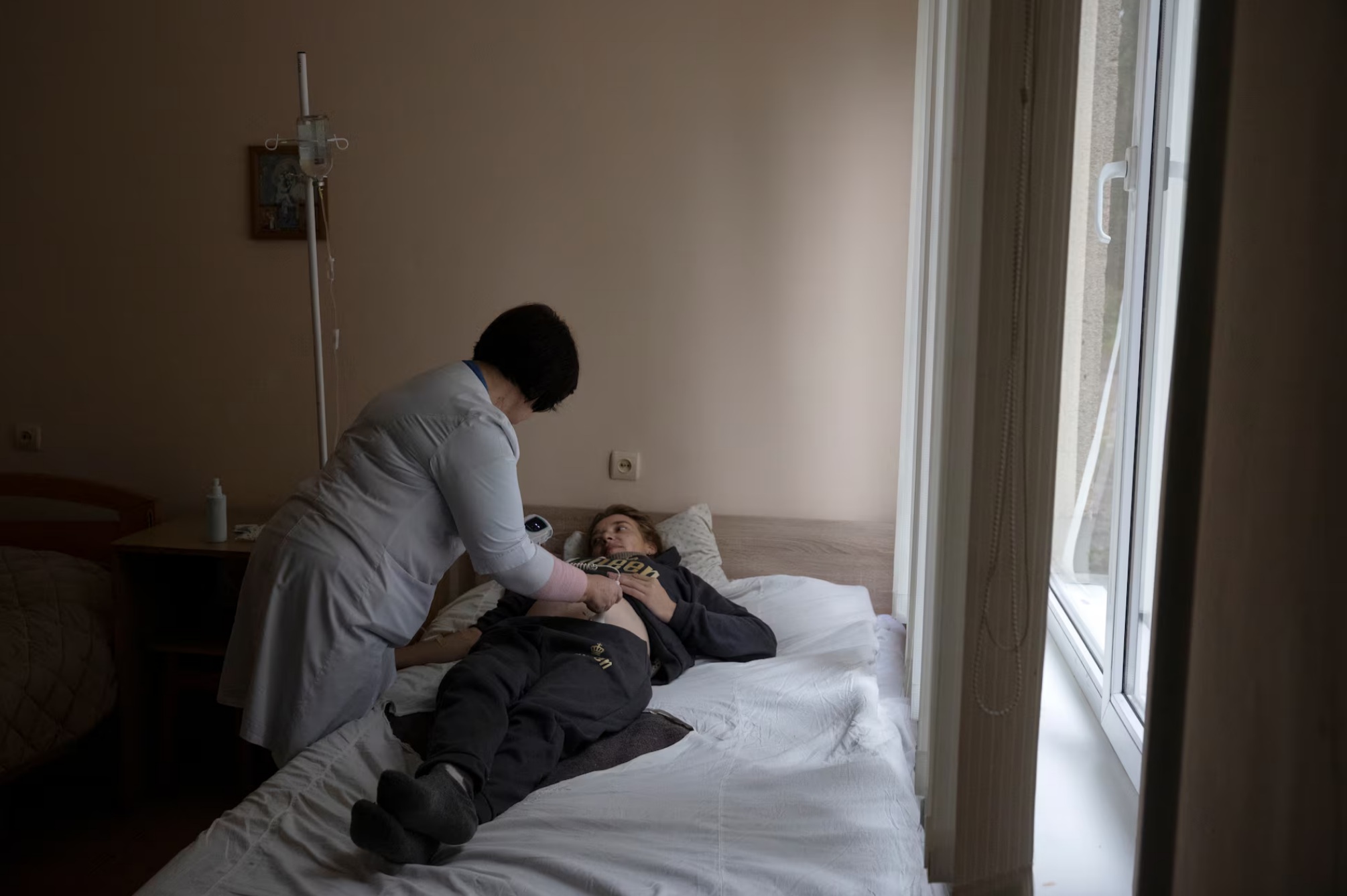 来自科罗兹瓦尼村的孕妇奥莱娜·塞姆丘克在霍什恰镇的医院接受检查