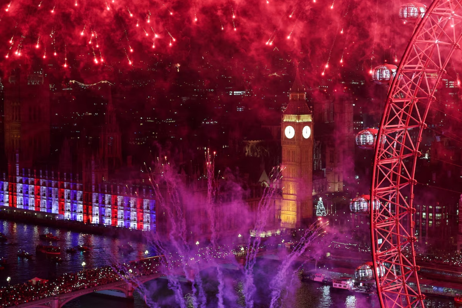 英国伦敦，伦敦眼摩天轮上空绽放烟花，庆祝新年