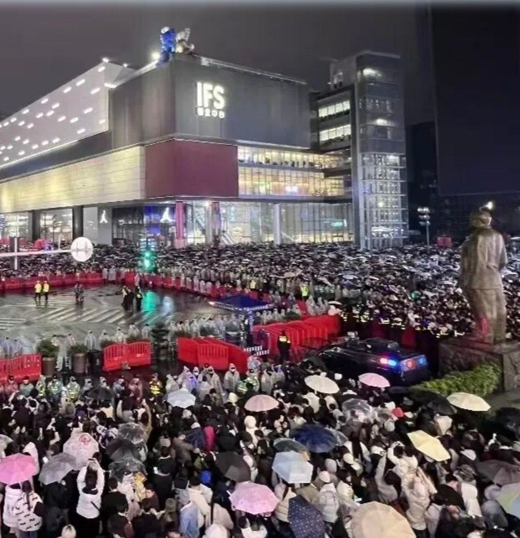 1月1日零时，长沙市黄兴南路步行街司门口，市民和游客共同迎接新年的到来 ...