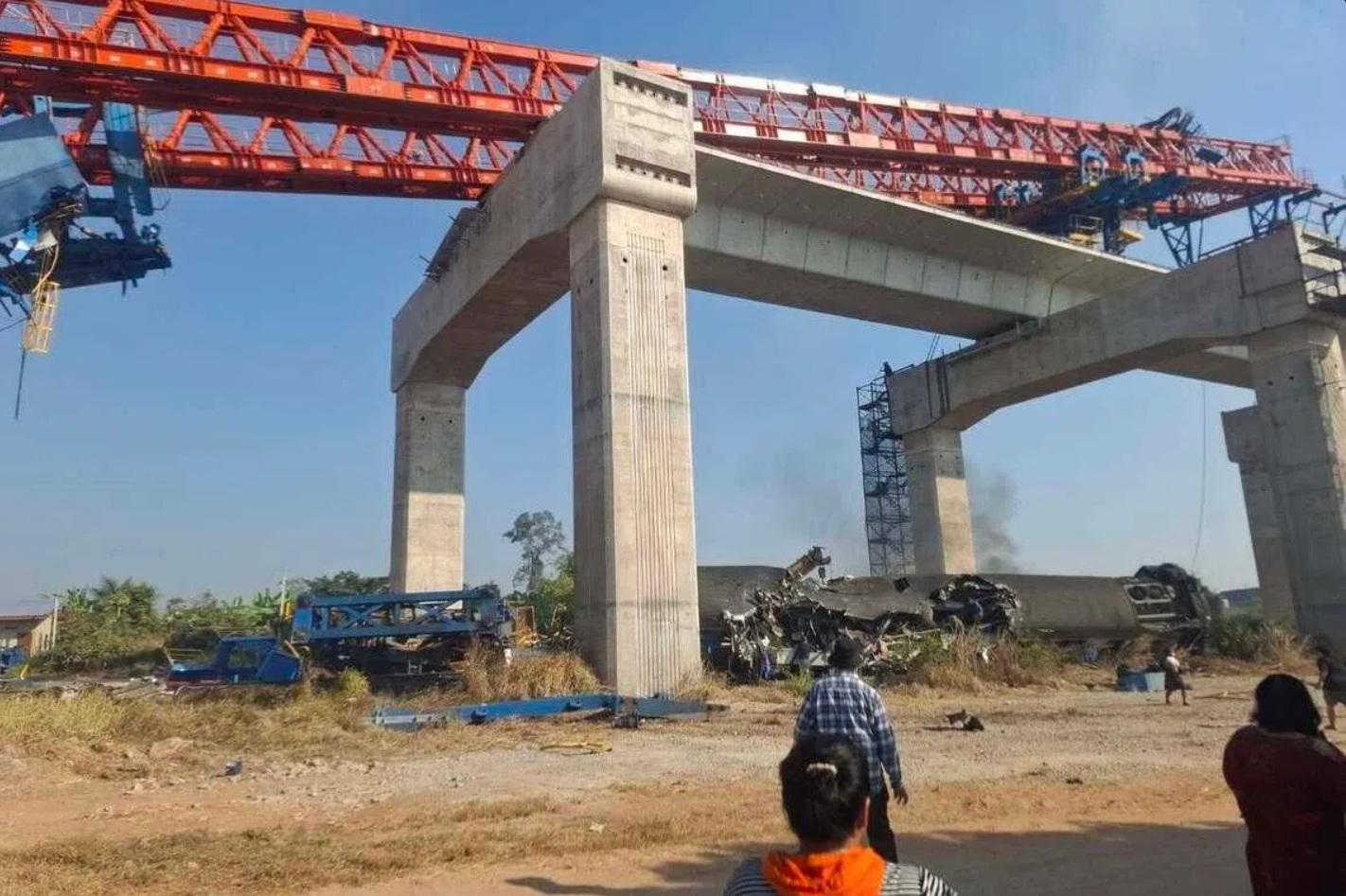 起重机从施工中的高铁高架桥坠落，砸毁在桥下行驶的列车