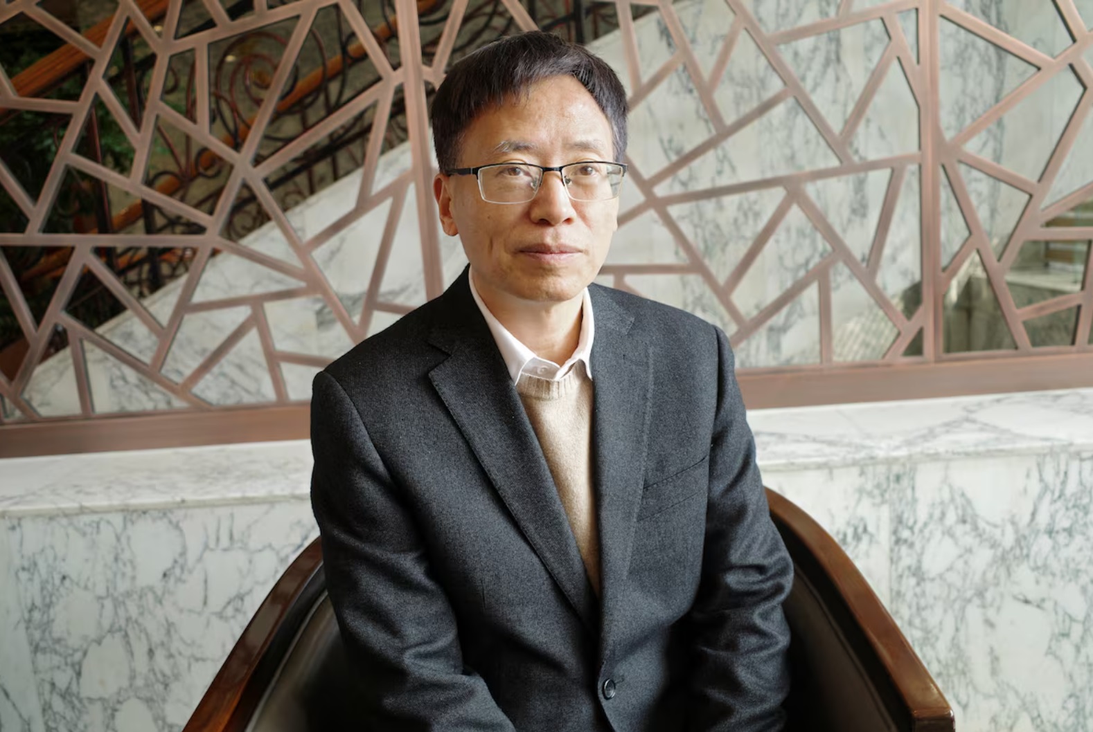 脑机接口科学家、全国人大代表姚德忠在北京接受路透社采访