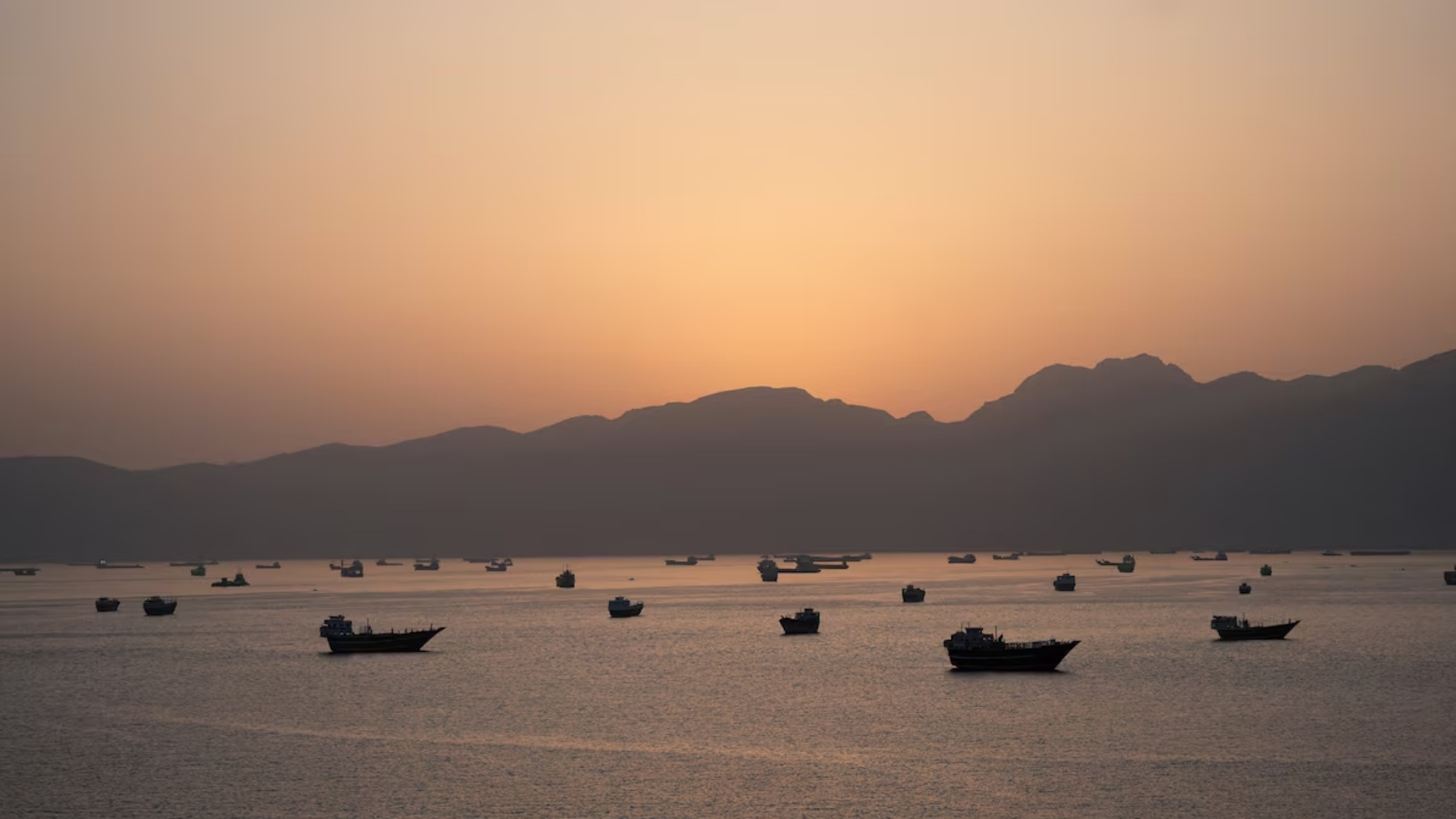 霍尔木兹海峡和穆桑达姆海峡的船只
